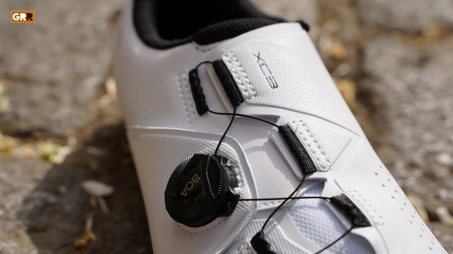 Se entrelaza por todo el upper